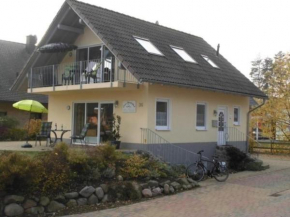 Große Ferienwohnung in RöbelMüritz mit Garten, Terrasse und Grill und Seeblick
